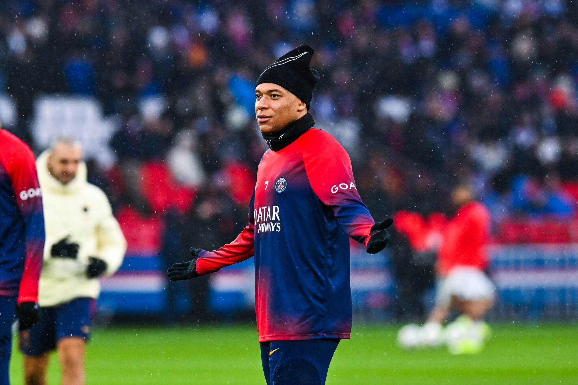 Foot-Mercatolive.com: Kylian Mbappé réagit à la décision forte de Luis Enrique thumbnail